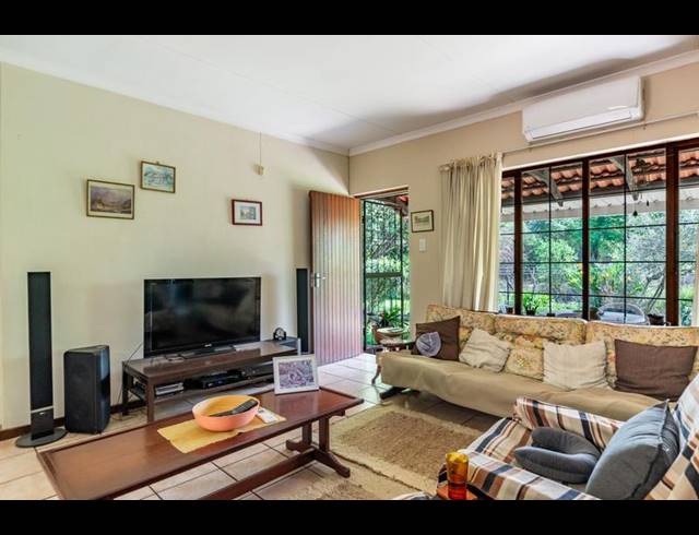 2 BEDROOM TOWNHOUSE FOR SALE IN HAYFIELDS